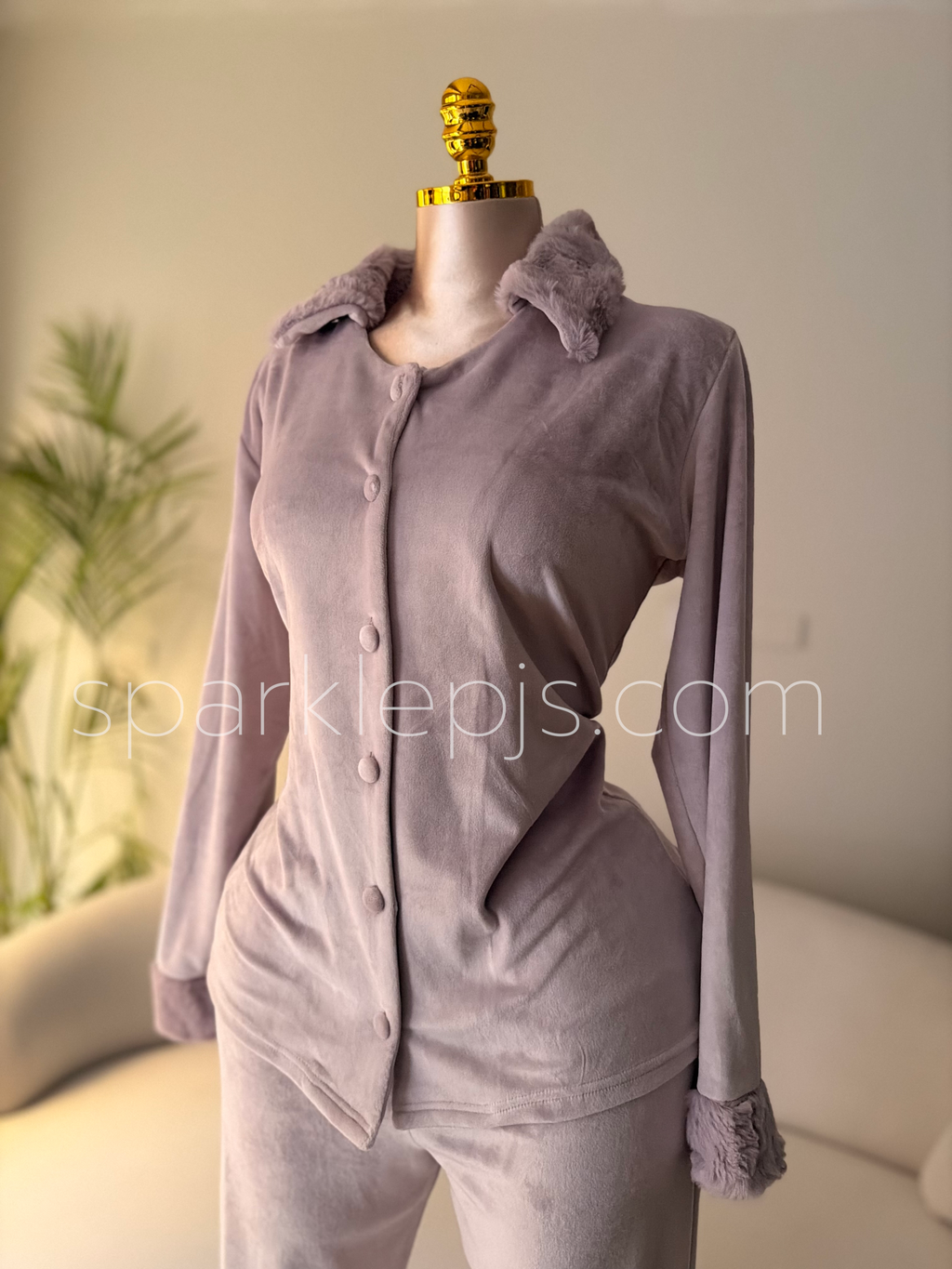 Mauve Moonlight Lounge