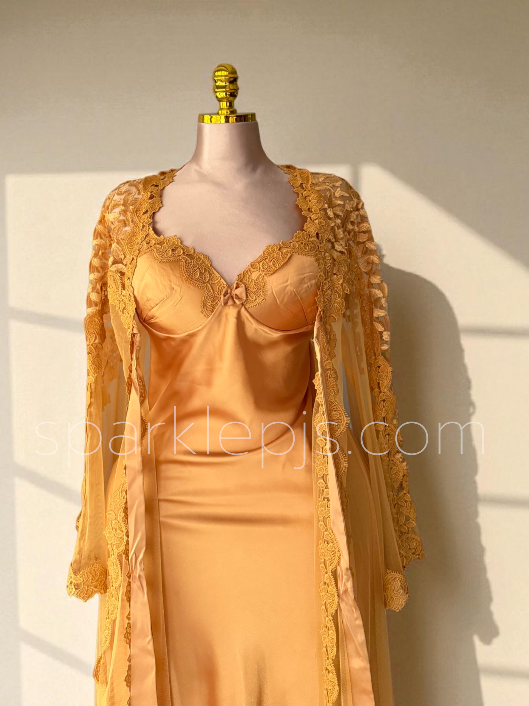 Opera Lenght Robe & Gown